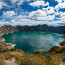 Vulkan Quilotoa erstrahlt in vollem Glanz: Aufgenommen mit einem Weitwinkelobjektiv direkt vor dieser atemberaubenden Sehenswürdigkeit in Ecuador