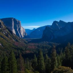 Yosemite Nationalpark erstrahlt in vollem Glanz: Aufgenommen mit einem Weitwinkelobjektiv direkt vor dieser atemberaubenden Sehenswürdigkeit in Westküste