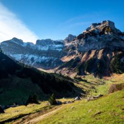 Wasserauen-Ebenalp erstrahlt in vollem Glanz: Aufgenommen mit einem Weitwinkelobjektiv direkt vor dieser atemberaubenden Sehenswürdigkeit in Appenzell