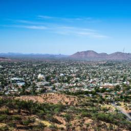 Windhoek erstrahlt in vollem Glanz: Aufgenommen mit einem Weitwinkelobjektiv direkt vor dieser atemberaubenden Sehenswürdigkeit in Namibia