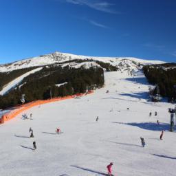 Zagarkalns Ski Resort erstrahlt in vollem Glanz: Aufgenommen mit einem Weitwinkelobjektiv direkt vor dieser atemberaubenden Sehenswürdigkeit in Cesis