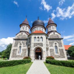 Zvernec Monastery erstrahlt in vollem Glanz: Aufgenommen mit einem Weitwinkelobjektiv direkt vor dieser atemberaubenden Sehenswürdigkeit in Vlora