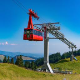 Zwölferhorn Seilbahn erstrahlt in vollem Glanz: Aufgenommen mit einem Weitwinkelobjektiv direkt vor dieser atemberaubenden Sehenswürdigkeit in Wolfgangsee