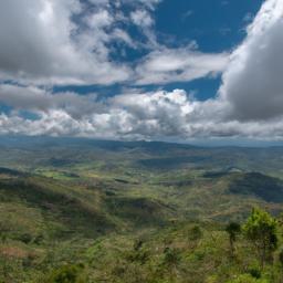 Zomba Plateau erstrahlt in vollem Glanz: Aufgenommen mit einem Weitwinkelobjektiv direkt vor dieser atemberaubenden Sehenswürdigkeit in Malawi