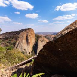 Zuma Rock erstrahlt in vollem Glanz: Aufgenommen mit einem Weitwinkelobjektiv direkt vor dieser atemberaubenden Sehenswürdigkeit in Nigeria