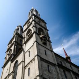 Das beeindruckende Zürcher Grossmünster, eine der Top-Sehenswürdigkeiten in Zürich, bei strahlendem Sonnenschein. Ein Muss für jeden Schweiz-Reisenden.